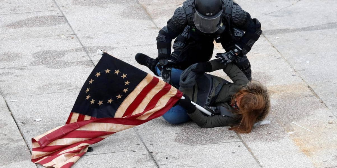 أزمة الديمقراطية والعالم الحر