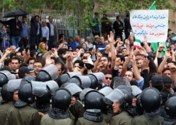 الولايات المتحدة تقوم بتهيئة الظروف لإسقاط نظام الشاه