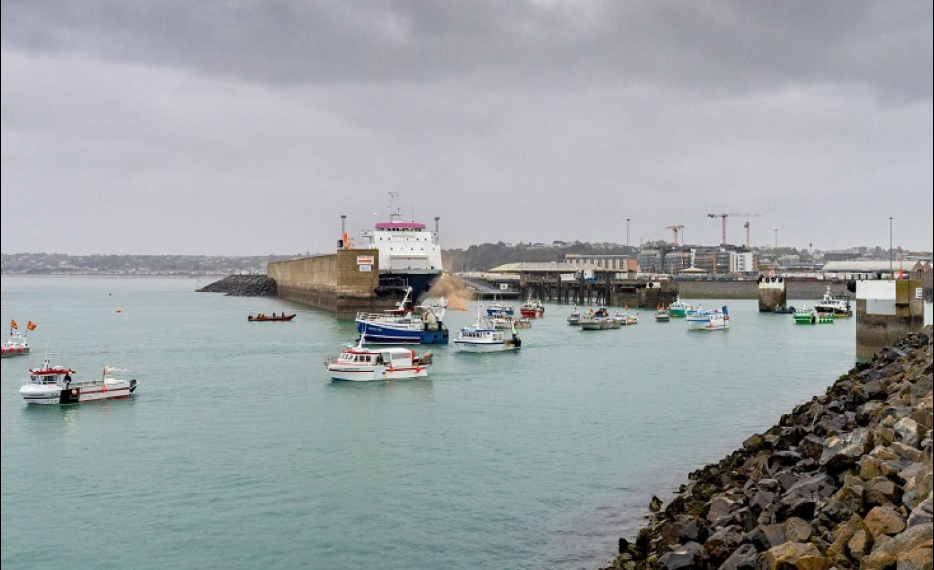 زوقا دورية فرنسيان قبالة جيرسي وباريس "لا ترهبها" المناورات البريطانية.صورة. اندبندنت عربية