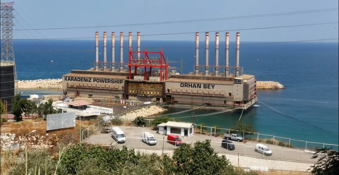 سفينة لتوليد الكهرباء من تركيا في ميناء الجية جنوب بيروت. صورة. رويترز