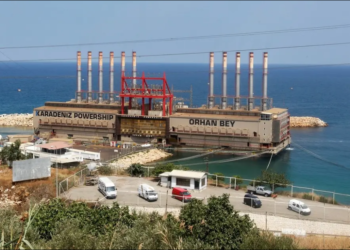 سفينة لتوليد الكهرباء من تركيا في ميناء الجية جنوب بيروت. صورة. رويترز