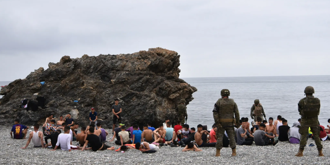 مهاجرين غير قانونيين قاموا بتنفيذ سباحة جماعية عبر البحر الأبيض المتوسط. صورة. العربية نت