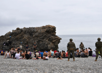 مهاجرين غير قانونيين قاموا بتنفيذ سباحة جماعية عبر البحر الأبيض المتوسط. صورة. العربية نت