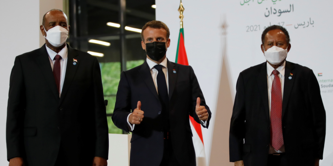 إيمانويل ماكرون، عبد الفتاح البرهان ورئيس الوزراء السوداني عبد الله حمدوك. صورة. رويترز