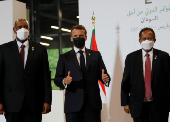 إيمانويل ماكرون، عبد الفتاح البرهان ورئيس الوزراء السوداني عبد الله حمدوك. صورة. رويترز