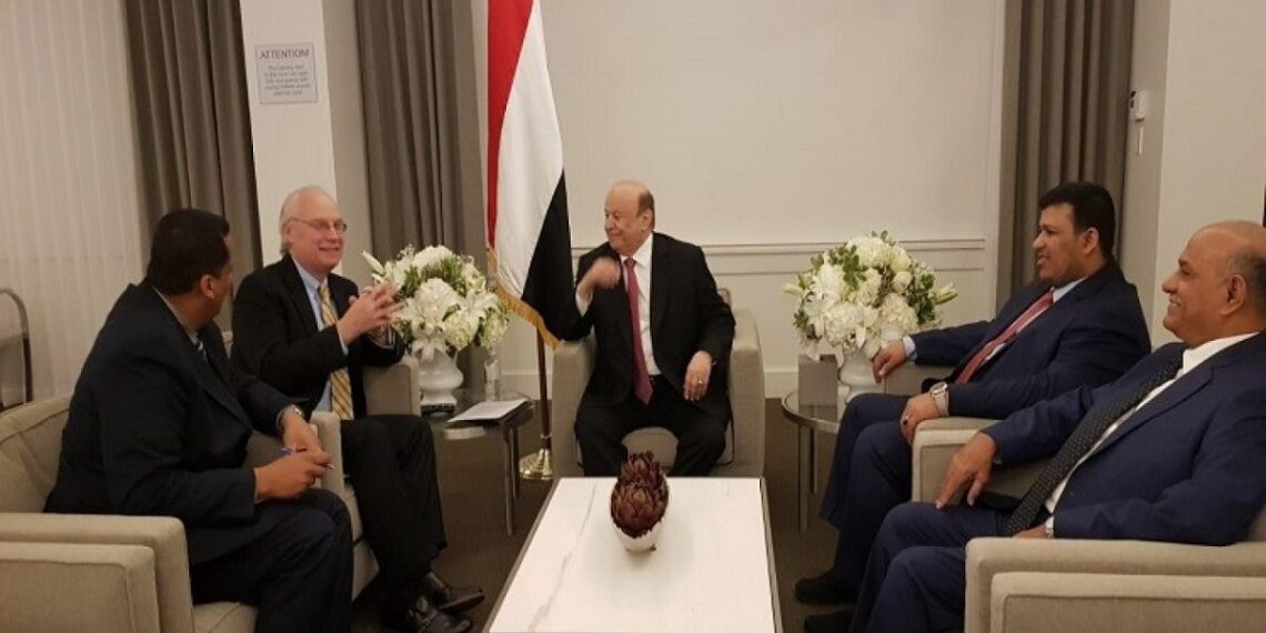 الرئيس اليمني عبدربه منصور هادي وتيموثي ليندركينغ.صورة.الخليج أونلاين