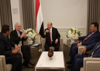 الرئيس اليمني عبدربه منصور هادي وتيموثي ليندركينغ.صورة.الخليج أونلاين