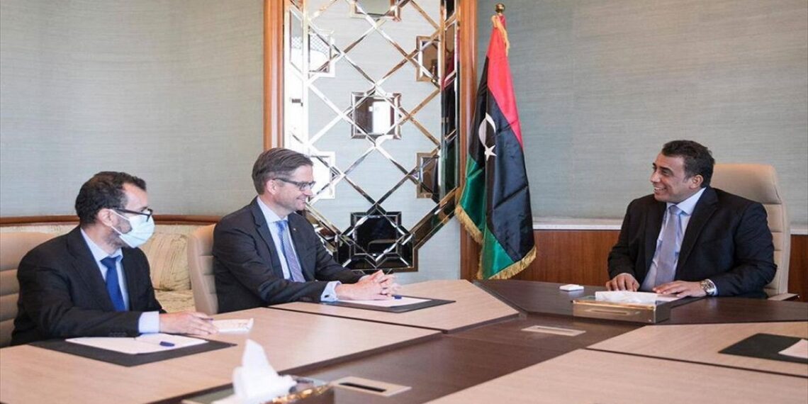 رئيس المجلس الرئاسي الليبي، محمد المنفي، والسفير الألماني، أوليفر أوفتشا.صورة.DW