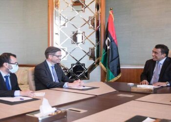 رئيس المجلس الرئاسي الليبي، محمد المنفي، والسفير الألماني، أوليفر أوفتشا.صورة.DW