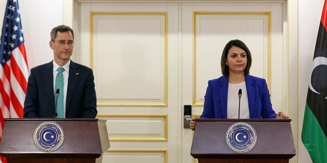وزيرة الخارجية الليبية، نجلاء المنقوش، ومساعد وزير الخارجية الأمريكي، جودي هود.AFP