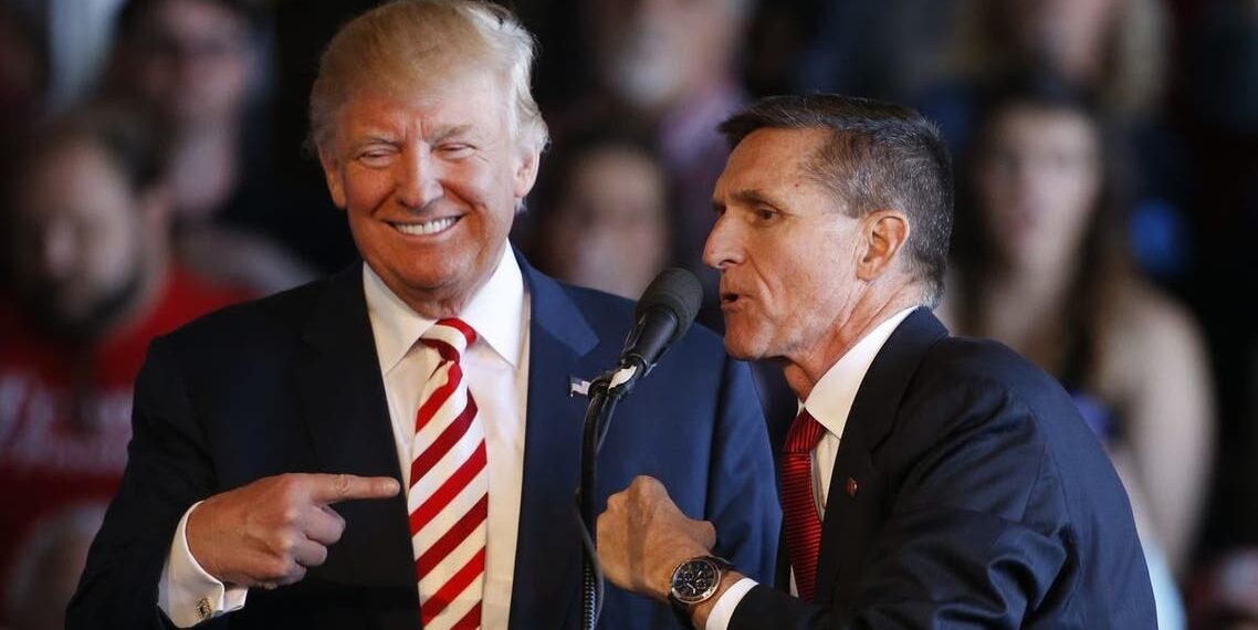 الرئيس الأمريكي السابق دونالد ترامب، ومستشار الأمن القومي، مايكل فلين.صورة.AFP