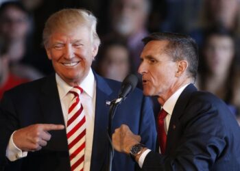 الرئيس الأمريكي السابق دونالد ترامب، ومستشار الأمن القومي، مايكل فلين.صورة.AFP