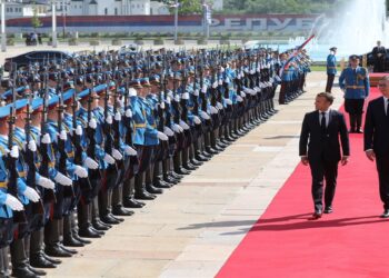 الرئيس الصربي، ألكسندر فوسيتش، ونظيره الفرنسي، إيمانويل ماكرون.صورة.فرانس 24