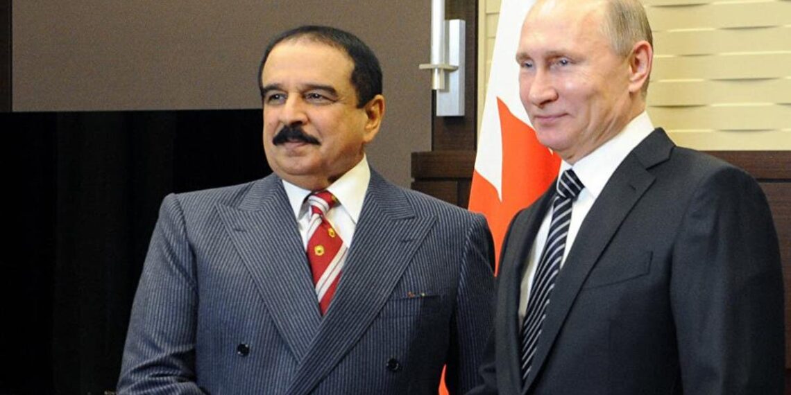 الرئيس الروسي فلاديمير بوتين، ووزير خارجية البحرين عبد اللطيف الزياني.صورة.العربية نت