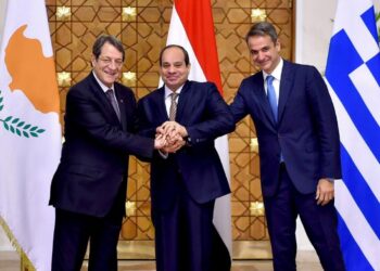 الرئيس المصري عبد الفتاح السيسي، ونظيره القبرصي نيكوس أناستاسيادس، ورئيس الوزراء اليوناني كيرياكوس ميتسوتاكس.صورة.إندبندنت