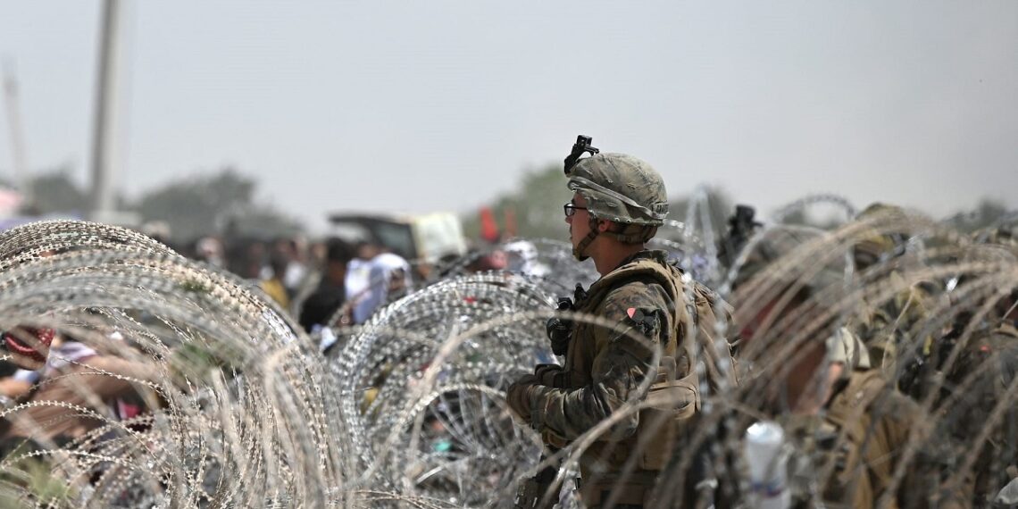 جندي أمريكي في مطار كابل.صورة.CNN