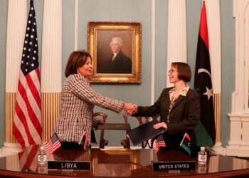 سفيرة ليبيا لدى الولايات المتحدة وفاء بوقعيقيص ونائب المدير العام المساعد لمكتب المحيطات والشؤون البيئية والعلمية الدولية جوديث غاربر.صورة.تويتر