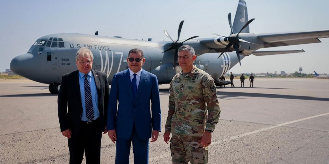 قائد القيادة العسكرية الأمريكية في أفريقيا الجنرال تاونسند، ورئيس حكومة الوحدة الوطنية عبد الحيميد الدبيبة.صورة.سبوتينك