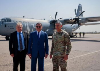 قائد القيادة العسكرية الأمريكية في أفريقيا الجنرال تاونسند، ورئيس حكومة الوحدة الوطنية عبد الحيميد الدبيبة.صورة.سبوتينك