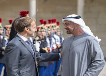 ولي عهد أبو ظبي، محمد بن زايد، والرئيس الفرنسي إيمانويل ماكرون.صورة.تويتر