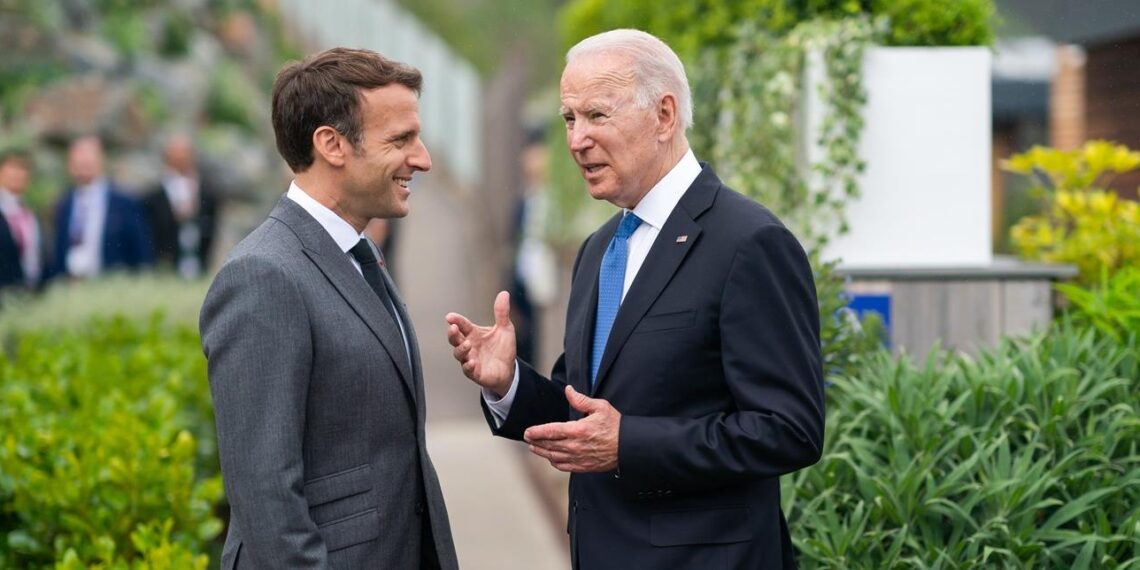 الرئيس الأمريكي، جوزيف بايدن، ونظيره الفرنسي، إيمانويل ماكرون.صورة.الخليج اونلاين