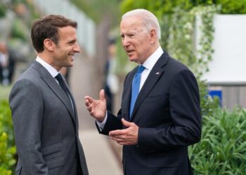 الرئيس الأمريكي، جوزيف بايدن، ونظيره الفرنسي، إيمانويل ماكرون.صورة.الخليج اونلاين