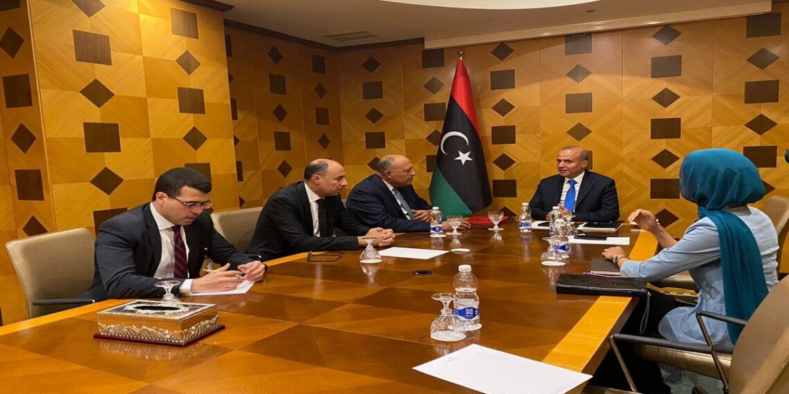 وزير الخارجية المصري، سامح شكري في اجتماع مع مسؤولين ليبيين، في العاصمة طرابلس.صورة.موقع الخارجية المصرية