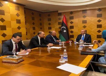 وزير الخارجية المصري، سامح شكري في اجتماع مع مسؤولين ليبيين، في العاصمة طرابلس.صورة.موقع الخارجية المصرية