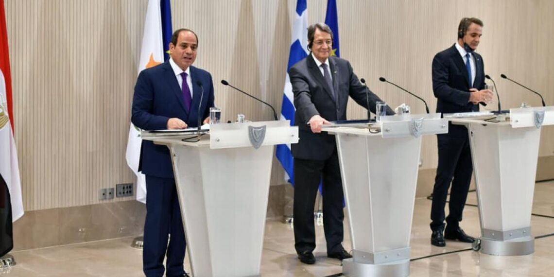 الرئيس المصري عبد الفتاح السيسي، ونظيره القبرصي نيكوس أناستاسياديس، ورئيس وزراء اليونان كيرياكوس ميتسوتاكيس.صورة.إندبندنت