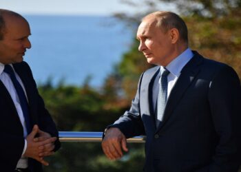 الرئيس الروسي، فلاديمير بوتين، ورئيس الوزراء الإسرائيلي، نفتالي بينيت.صورة.روسيا اليوم