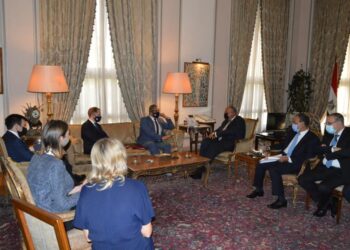 وزير الخارجية المصري، سامح شكري، ووزير الدولة البريطاني للشرق الأوسط وشمال إفريقيا، جيمس كليفرلي، والوفد المرافق.صورة.الخارجية المصرية