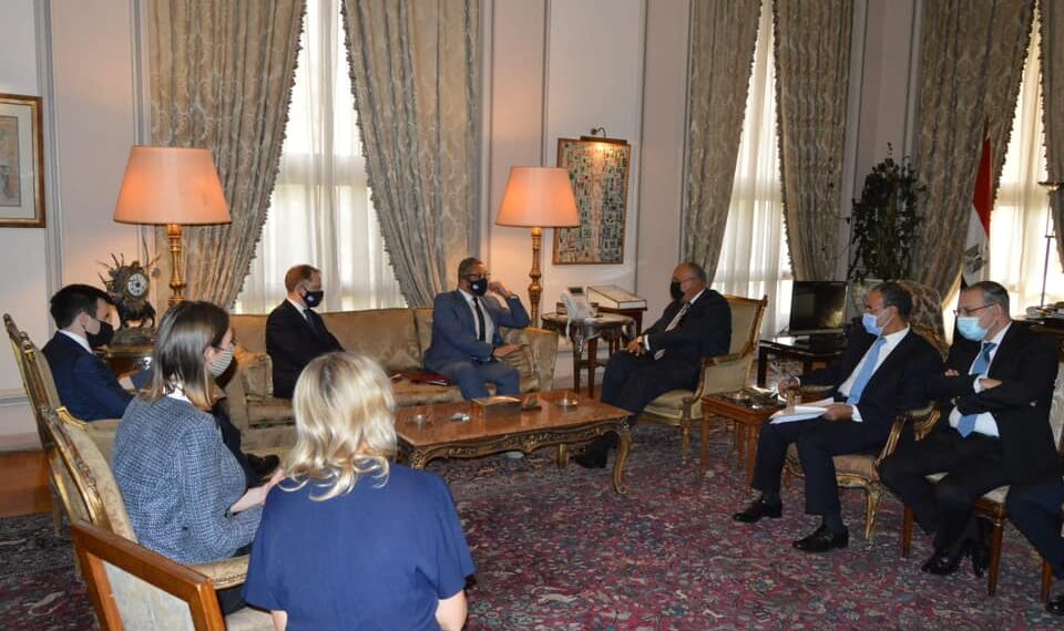 وزير الخارجية المصري، سامح شكري، ووزير الدولة البريطاني للشرق الأوسط وشمال إفريقيا، جيمس كليفرلي، والوفد المرافق.صورة.الخارجية المصرية