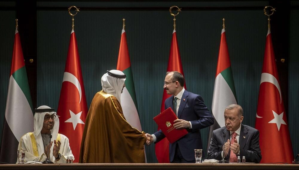 ولي عهد أبو ظبي، محمد بن زايد (يسار)، الرئيس التركي، رجب طيب أردوغان (يمين).صورة.ميدل إيست