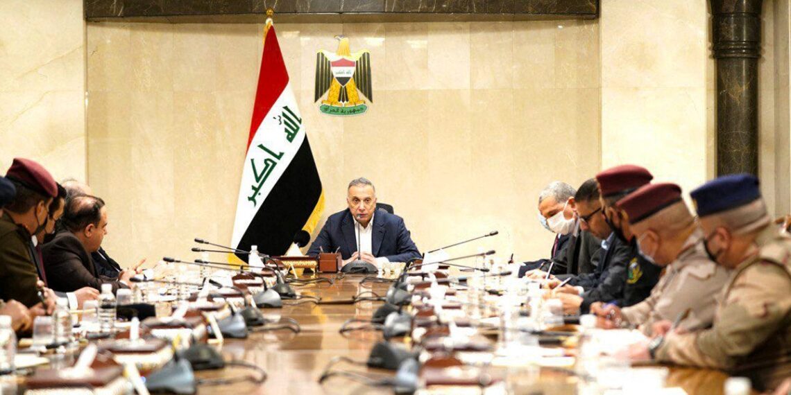 رئيس الوزراء العراقي مصطفى الكاظمي وهو يرأس الاجتماع الأمني يوم الأحد بعد نجاته من هجوم بطائرة مسيرة على مقر إقامته في العاصمة بغداد.صورة.رويترز