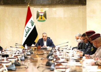 رئيس الوزراء العراقي مصطفى الكاظمي وهو يرأس الاجتماع الأمني يوم الأحد بعد نجاته من هجوم بطائرة مسيرة على مقر إقامته في العاصمة بغداد.صورة.رويترز