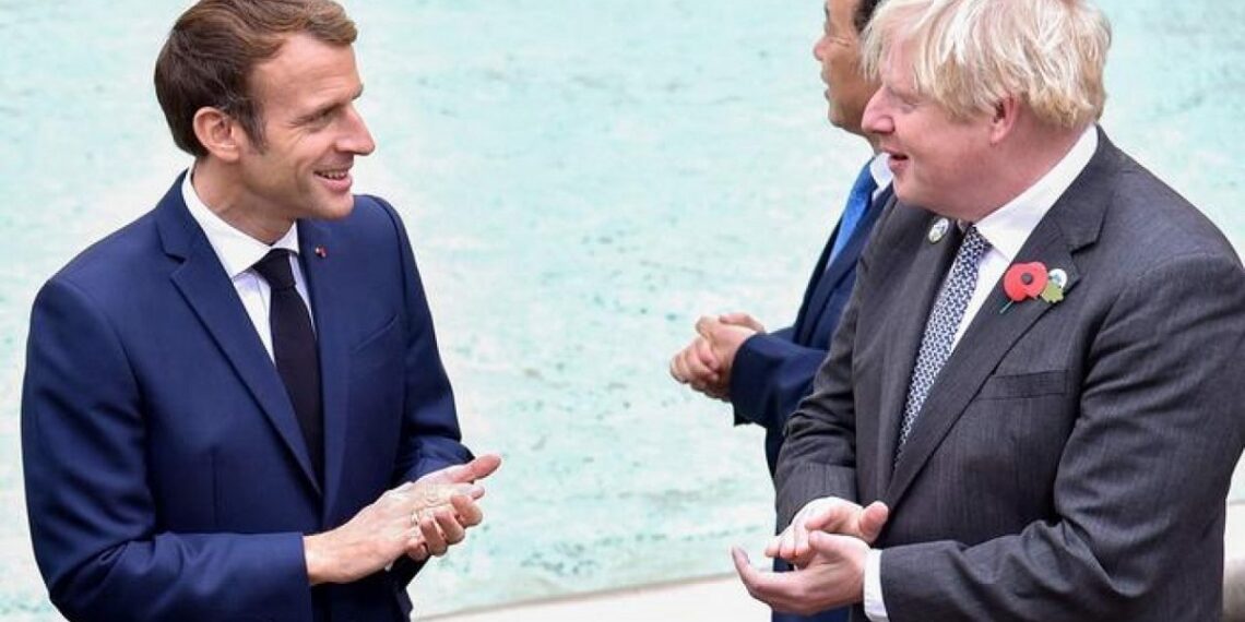 رئيس الوزراء البريطاني بوريس جونسون (يمين) والرئيس الفرنسي إيمانويل ماكرون أمام نافورة تريفي في روما.صورة.AFP
