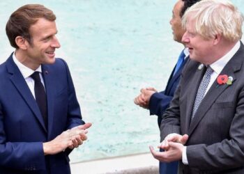 رئيس الوزراء البريطاني بوريس جونسون (يمين) والرئيس الفرنسي إيمانويل ماكرون أمام نافورة تريفي في روما.صورة.AFP