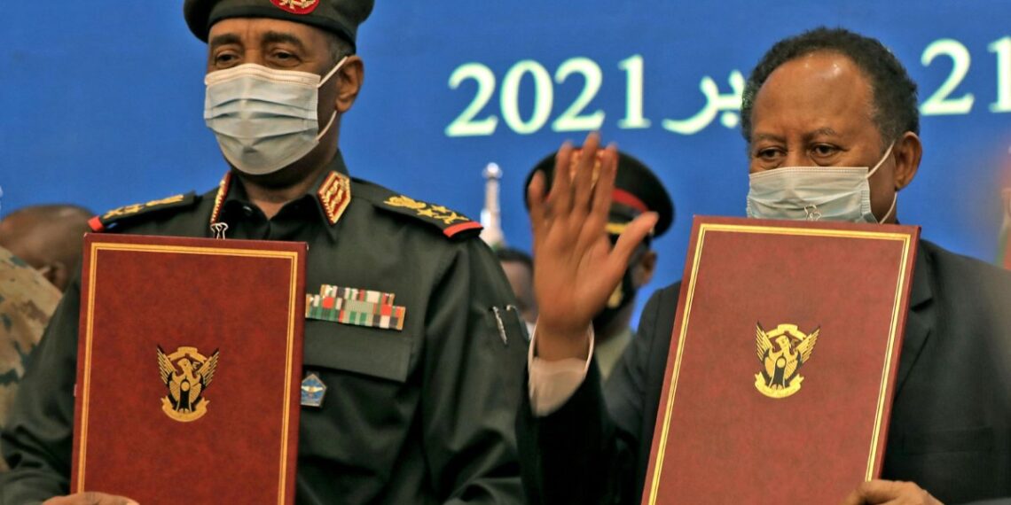 قائد الجيش السوداني، عبدالفتاح البرهان، ورئيس الوزراء عبدالله حمدوك.صورة.AFP