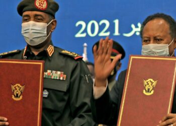 قائد الجيش السوداني، عبدالفتاح البرهان، ورئيس الوزراء عبدالله حمدوك.صورة.AFP