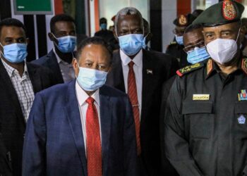 قائد الجيش السوداني عبد الفتاح البرهان، ورئيس الوزراء المعزول، عبدالله حمدوك.صورة.فرانس برس