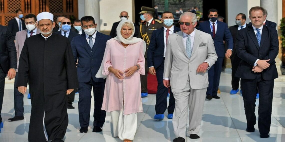 الأمير تشارلز ولي عهد بريطانيا وعقيلته، وشيخ الأزهر أحمد الطيب.صورة.AFP