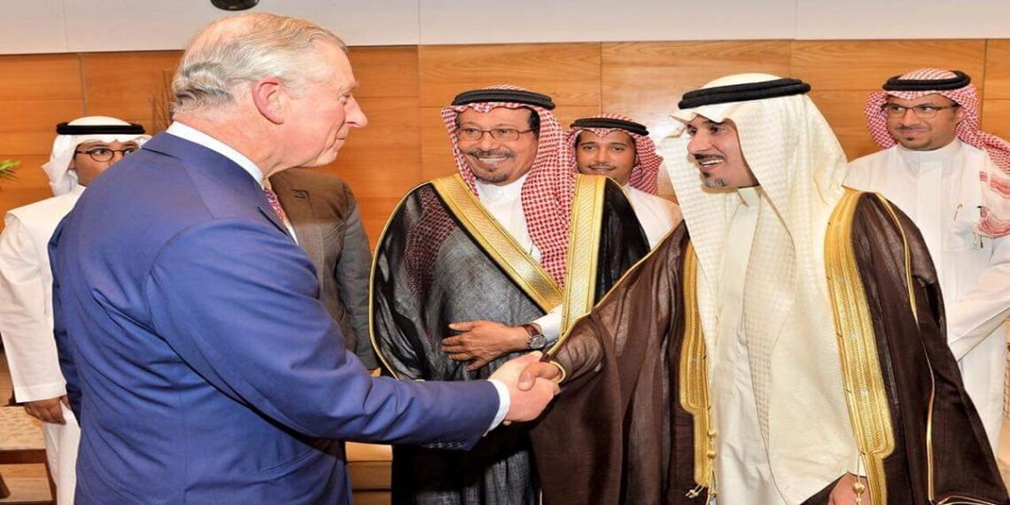 الملياردير السعودي محفوظ مبارك بن محفوظ ووالده الشيخ مرعي وابناءه مع ولي عهد بريطانيا بالرياض.صورة.تويتر