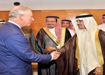 الملياردير السعودي محفوظ مبارك بن محفوظ ووالده الشيخ مرعي وابناءه مع ولي عهد بريطانيا بالرياض.صورة.تويتر