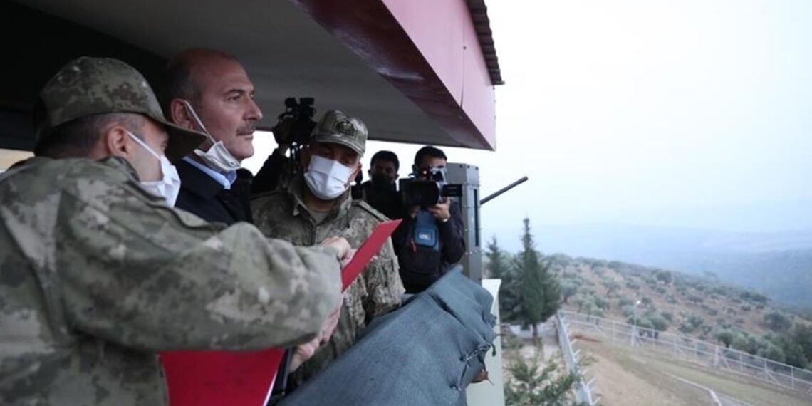 وزير الداخلية التركي، سليمان صويلو على الحدود مع سوريا.صورة.تويتر