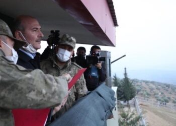 وزير الداخلية التركي، سليمان صويلو على الحدود مع سوريا.صورة.تويتر