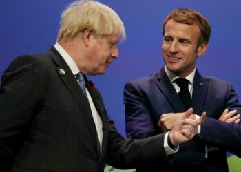 الرئيس الفرنسي إيمانويل ماكرون، ورئيس الوزراء البريطاني بوريس جونسون .صورة.تويتر