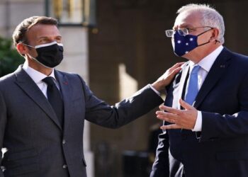 الرئيس الفرنسي إيمانويل ماكرون ورئيس الوزراء الأسترالي سكوت موريسون.صورة.AFP