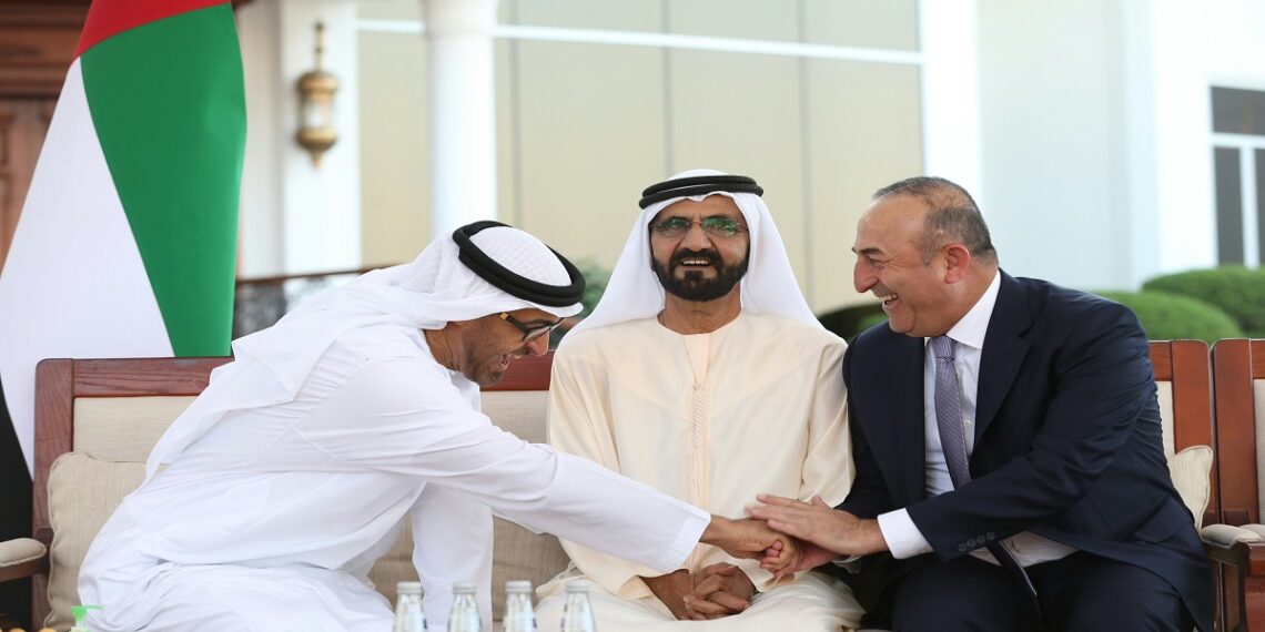 محمد بن راشد آل مكتوم، رئيس الوزراء، وحاكم دبي، وولي عهد أبوظبي محمد بن زايد، ووزير الخارجية التركي، مولود جاويش أوغلو.صورة.تويتر