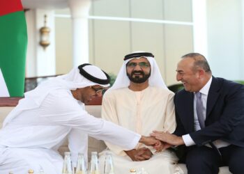 محمد بن راشد آل مكتوم، رئيس الوزراء، وحاكم دبي، وولي عهد أبوظبي محمد بن زايد، ووزير الخارجية التركي، مولود جاويش أوغلو.صورة.تويتر