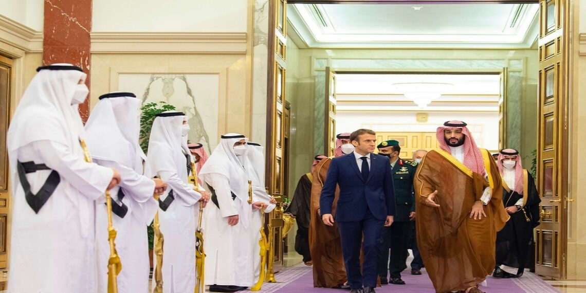 الرئيس الفرنسي، إيمانويل ماكرون، وولي العهد السعودي، محمد بن سلمان.صورة.تلفزيون الشرق